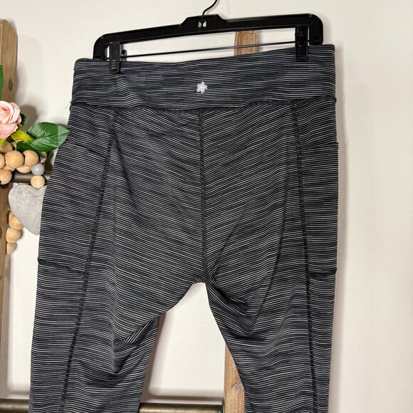 Tek‎ Gear Black White Stripe Cropped Leggings Size XX Large - Picture 5 of 7